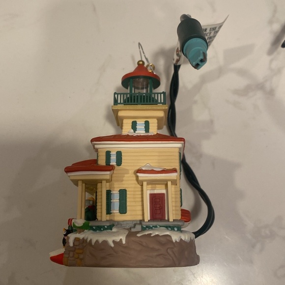 Hallmark Keepsake Magic 2002 Flashing Lighthouse #6 in series ornament - Picture 4 of 6
